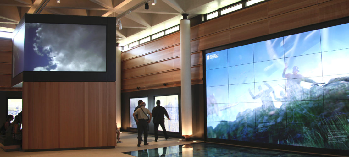 Le musée Sir John Monash possède un très grand nombre d'installations audiovisuelles comme celle-ci présentant 25 dalles d'écrans au niveau du sol et 25 dalles au niveau du mur.