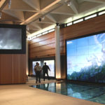Le musée Sir John Monash possède un très grand nombre d'installations audiovisuelles comme celle-ci présentant 25 dalles d'écrans au niveau du sol et 25 dalles au niveau du mur.