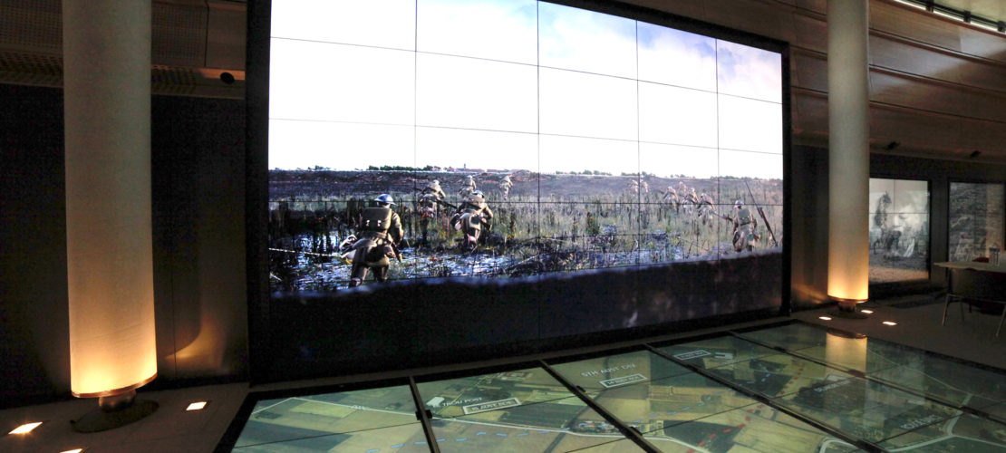 Des écrans sur le sol et sur les murs pour comprendre les combats menés par les soldats australiens sur le Front de l'Ouest en France durant la Première Guerre Mondiale