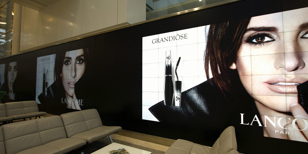 L'Oreal_Christie-MicroTiles_Watchout-Videmus-canapé-mur