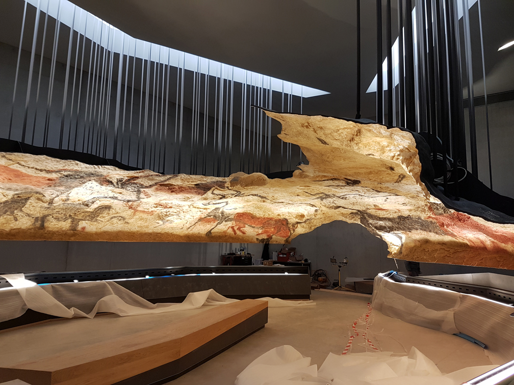 Photographie d'une partie de l'exposition Lascaux IV, en reproduction des peintures rupestres datant de 18 000 ans et technologies audiovisuelles - César Culture G.
