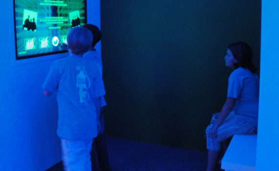 Cité-de-l'ocean-surf-Biarritz-2011-VIDEMUS-Auvione-installation-audiovisuelle-écran-interactif