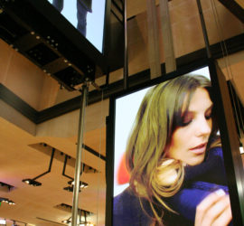 H&M-Champs-Elysees-Paris-2010-VIDEMUS-Texel-Ecrans-Mobiles