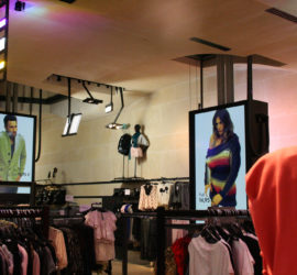 H&M-Champs-Elysees-Paris-2010-VIDEMUS-Texel-Ecrans-Mobiles-boutique-rayon-vetements