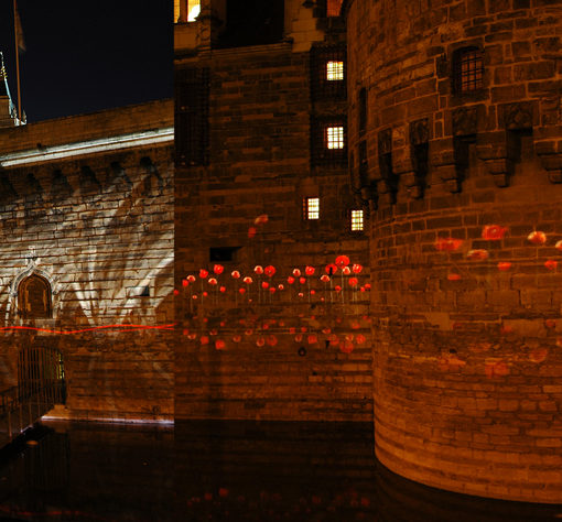 Illuminations projetées sur le Château des Ducs de Bretagne de Nantes la nuit en 2012 sylvie-sieg-pierre-negre-atelier-lumière-videmus-coquelicots-medialon
