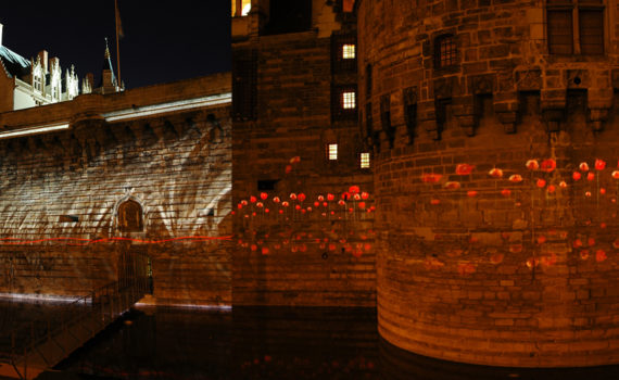 Illuminations projetées sur le Château des Ducs de Bretagne de Nantes la nuit en 2012 sylvie-sieg-pierre-negre-atelier-lumière-videmus-coquelicots-medialon
