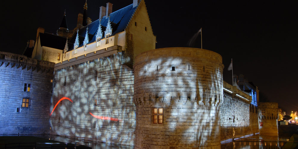 illuminations-video-mapping-chateau-des-ducs-de-bretagne-nantes-2012-sylvie-sieg-pierre-negre-atelier-lumière-videmus-watchout-7-videoprojecteurs