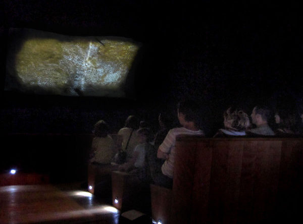 lascaux-II_2009_atelier-des-fac-similés-périgord_videmus_projection-video-grotte-watchout-public
