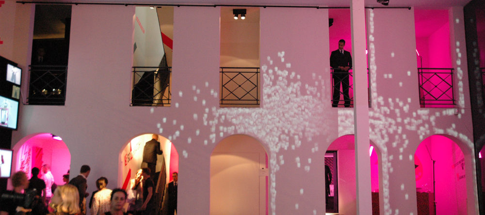 sortie-parfum-madame-jean-paul-gaultier-2008-soiree-privee-procon-videmus-watchout-decor-video-architecture-warping-batiment-arcades