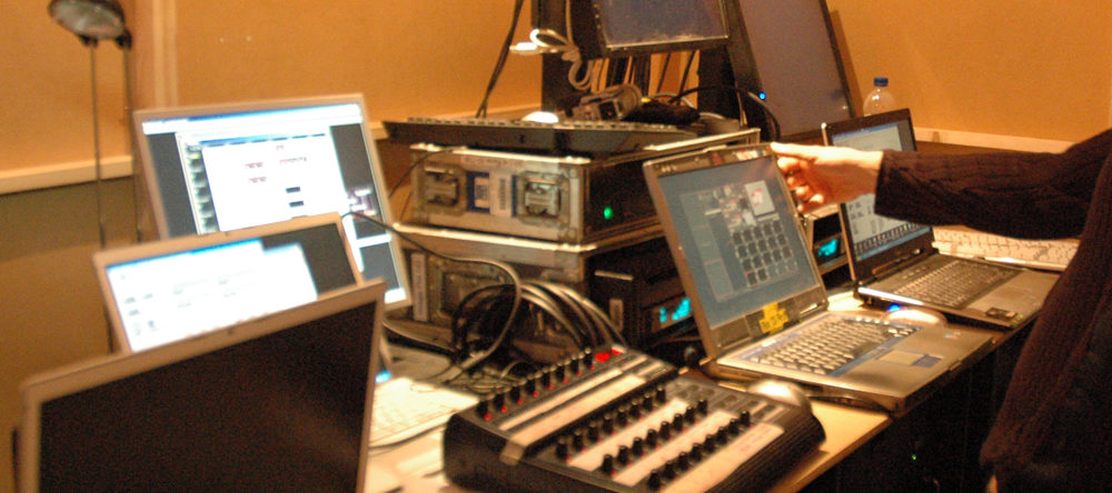 sortie-parfum-madame-jean-paul-gaultier-2008-soiree-privee-procon-videmus-watchout-decor-video-architecture-warping-batiment-salle-controles