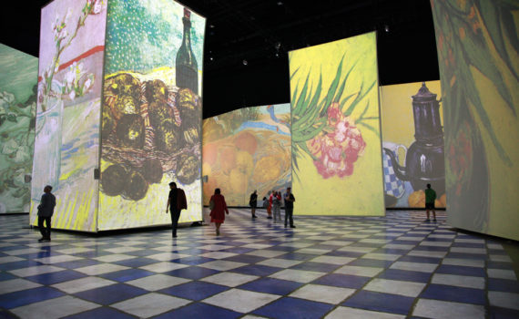 exposition-immersive-serveur-FLexiT-6-VIDEMUS-video-media-server-mapping-WATCHOUT-France-HDBaseT-imagine-van-gogh-le-havre-carré-des-docks