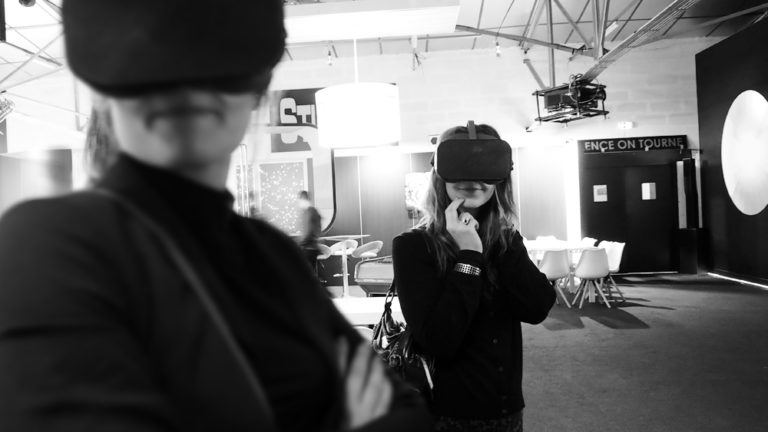 Expérience casque VR sans fil contrôlable à distance