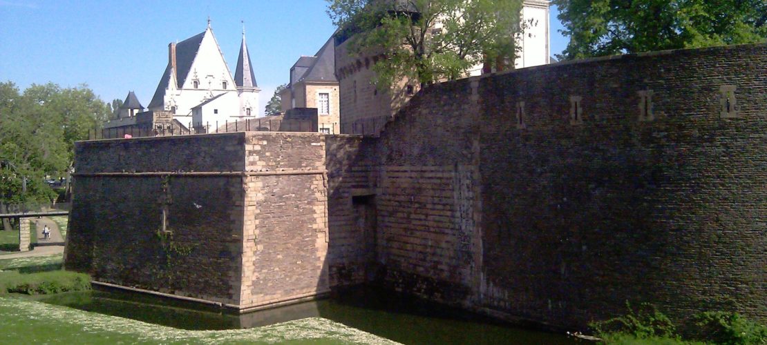 Château des Ducs de Bretagne à Nantes en plein jour - côté pelouse (2012)