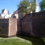 Château des Ducs de Bretagne à Nantes en plein jour - côté pelouse (2012)